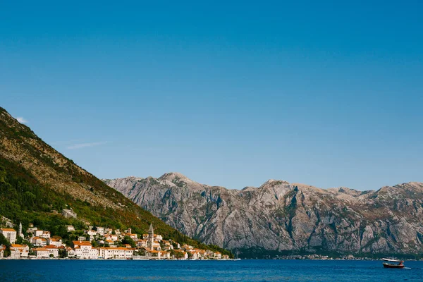 Ciudad de Perast con casas antiguas contra el cielo azul. Montenegro —  Fotos de Stock