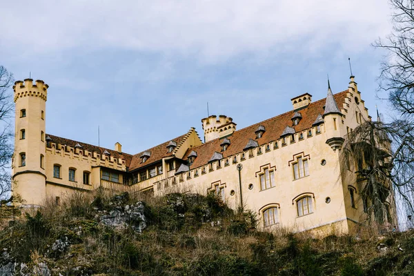 Castillo de Hohenschwangau en una colina cerca de la ciudad de Fussen. Alemania — Foto de Stock