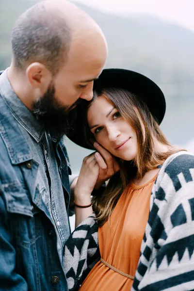 Man streelt een zwangere vrouw wang. Portret — Stockfoto