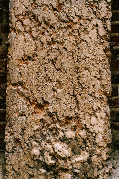 Texture craquelée rugueuse de pierre ancienne dans le mur — Photo