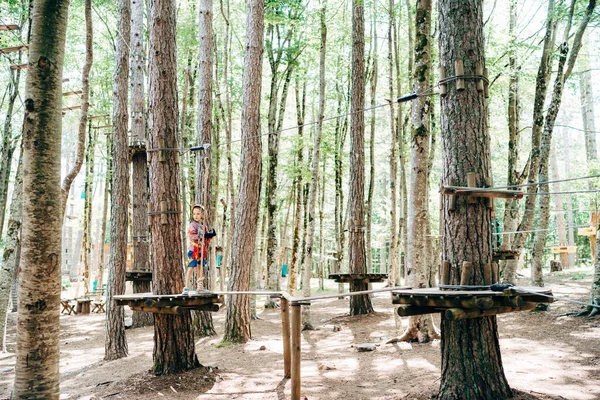 Хлопчик стоїть на дерев'яній платформі і дивиться в бік — стокове фото
