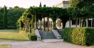 Villa Milocer 'daki yeşil ağaçların arasındaki basamaklar. Karadağ