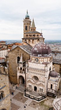 Santa Maria Maggiore Bazilikası ve Colleoni Şapeli 'nin havadan görünüşü. Bergamo.