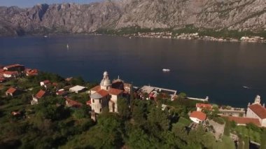 Karadağ 'ın Prcanj kıyısından Kotor Körfezi manzarası