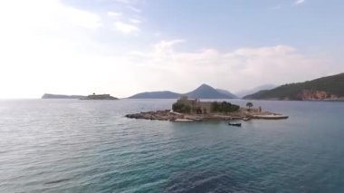 Manastırın panoramik manzarası ve Kutsal Bakire Meryem 'in sunumunun kilisesi