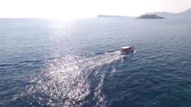 Gemi yeşil dağlara yelken açıyor.