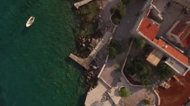 Karadağ 'ın Zhaniç adasındaki antik manastır ve kilisenin insansız hava aracı görüntüsü