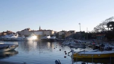 Budva limanının panoraması karla kaplı dağların arka planına karşı