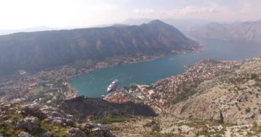 Dağlardan denize ve eski Kotor kasabasına bakın.
