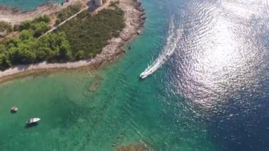 Gemi denizdeki Arza kalesinin yanından geçiyor.