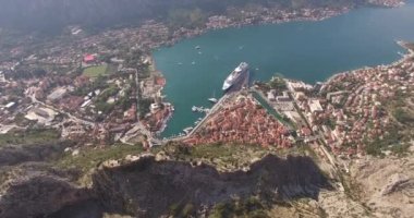 Deniz manzarası ve eski Kotor kasabası.