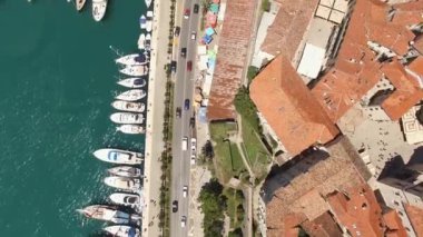 Karadağ 'ın eski Kotor kentinin kıyı şeridi boyunca sürat tekneleri duruyor