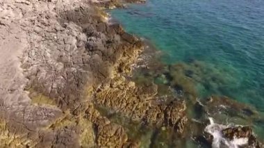 Dalgalar ıssız kayalıklara çarpıyor.