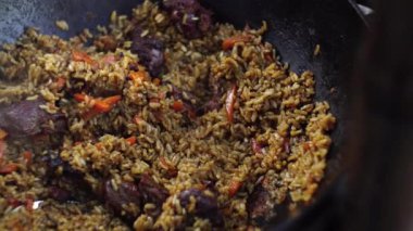 Konuklara dağıtıldıktan sonra bir kazanda Özbek pilavı kalıntıları