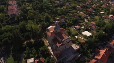 Prcanj 'daki Meryem Ana Kilisesi' nin havadan görünüşü. Panorama