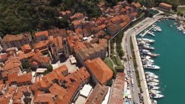 Karadağ 'ın antik Kotor kentinin turuncu çatılarından insansız hava aracının görüntüsü