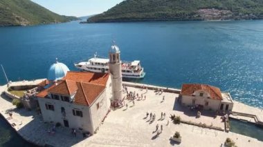 Kayalıklardaki Meryem Ana Kilisesi 'nin en iyi manzarası. Perast, Karadağ
