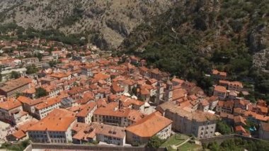Eski şehir Kotor 'un çatılarının havadan görünüşü