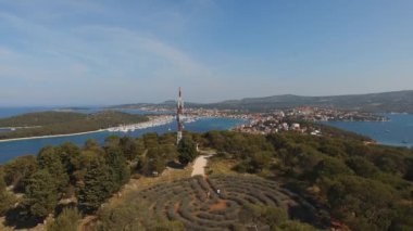 Karadağ 'ın deniz kıyısında bir labirenti olan yeşil park