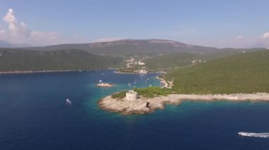 Kotor Körfezi ağzındaki yarımadadaki Arza kalesinin insansız hava aracı görüntüsü.