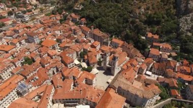 Yeşil dağlarla çevrili eski Kotor kasabası