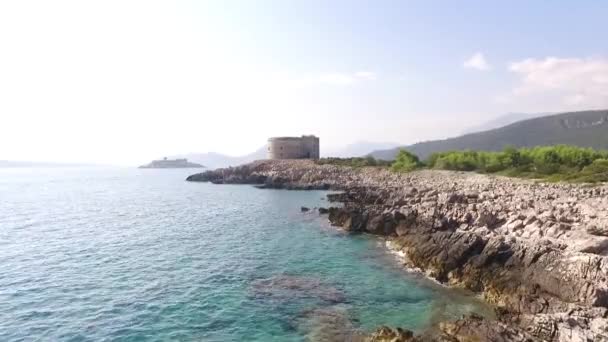 Φρούριο Arza σε μια βραχώδη ακτή με φόντο τα πράσινα βουνά — Αρχείο Βίντεο