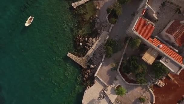 Drone uitzicht op het oude klooster en de kerk van het eiland Zhanic, Montenegro — Stockvideo