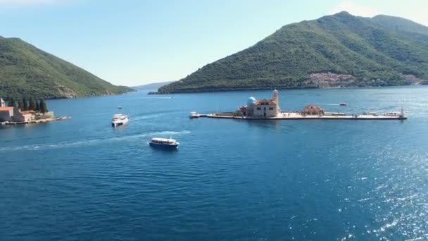 Kostel Panny Marie na skalách na malém ostrůvku v zátoce Kotor. Boční pohled — Stock video