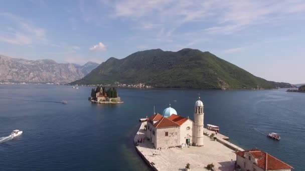 Barcos turísticos navegan más allá de la isla de Gospa od Skrpjela. Montenegro — Vídeos de Stock