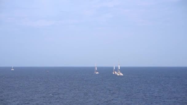Veleiros flutuam no mar aberto contra o céu azul — Vídeo de Stock