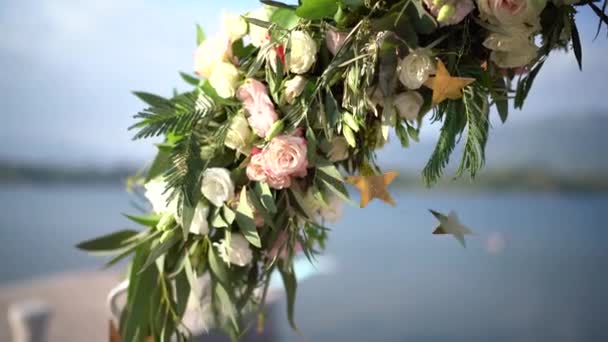 Wedding arch wiklinowe z naturalnych kwiatów i zieleni — Wideo stockowe