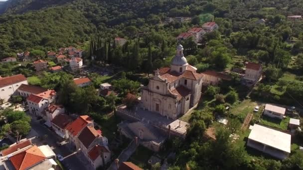 Drone vista della costruzione della Chiesa della Madonna della Nascita a Prcanj, Montenegro — Video Stock