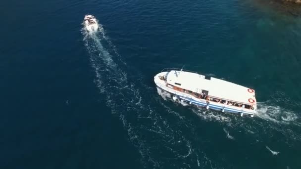 Motorboote fahren in der Bucht von Kotor — Stockvideo