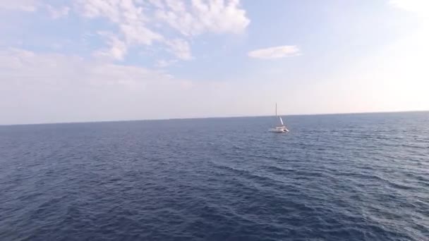 Drone utsikt över en segelbåt på öppet hav — Stockvideo