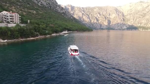 Toeristische boot vaart op de baai van Kotor tegen de achtergrond van bergen — Stockvideo