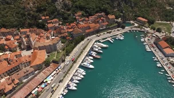 Autók hajtanak végig az úton a montenegrói Kotor óvárosának partjainál — Stock videók