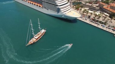 Eski Kotor kasabasının kıyısında büyük bir yolcu gemisi. Drone görünümü