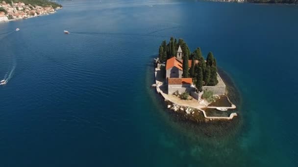 Άποψη του μοναστηριού του Αγίου Γεωργίου σε ένα νησί περιτριγυρισμένο από ψηλά κυπαρίσσια — Αρχείο Βίντεο