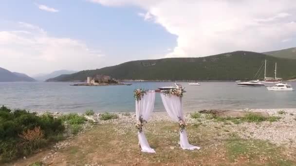 Hochzeitsbogen Mit Blumen Meeresufer Vor Der Kulisse Von Bergen Und — Stockvideo