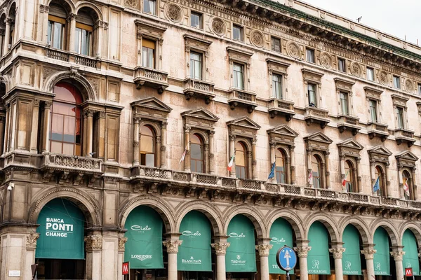 Бутики галереи Виктора Эммануила II на площади Дуомо. Милан, Италия — стоковое фото