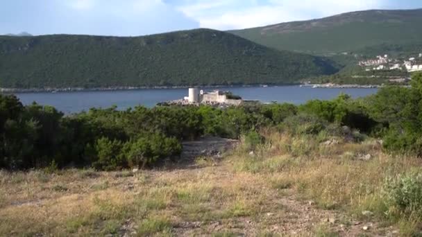 Klášter a kostel Nanebevzetí Panny Marie. Žanický ostrov, Černá Hora — Stock video