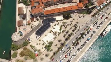Eski Kotor kasabasında turuncu çatılı eski evler