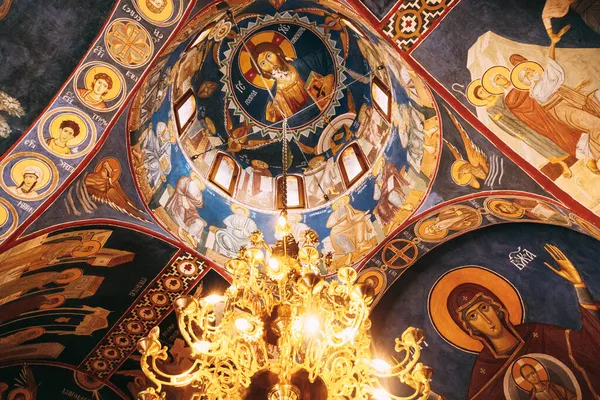 Szentek képei az Osztrog kolostor boltozatán. Montenegró — Stock Fotó