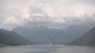 Gemiler, dağların tepesindeki körfez boyunca yüzerler. Zaman Uygulaması