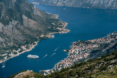 Yolcu gemisi Kotor Körfezi 'nde. Lovcen Dağı