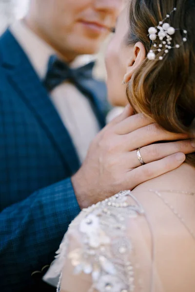 Bräutigam berührt Braut Hals mit der Hand. Rückansicht. Nahaufnahme — Stockfoto