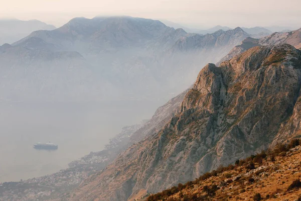 Nebel über der Bucht von Kotor. Blick vom Lovcen-Berg. Montenegro — Stockfoto