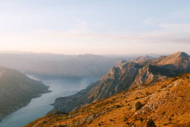 Kotor Körfezi 'nin üzerindeki siste taşlı dağlar. Lovcen Dağı