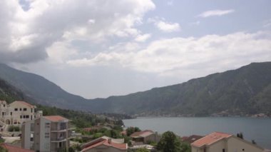 Cumulus bulutları körfez kıyısında şehrin üzerinde gökyüzünde dönüyor. Zaman Uygulaması