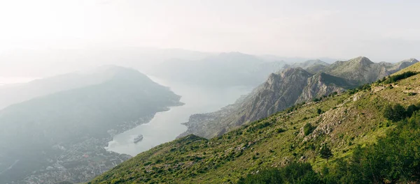 Sonnenstrahlen über dem Nebel rund um die Bucht von Kotor. Lovcen — Stockfoto